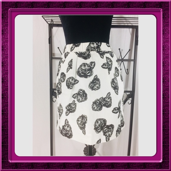Pim + Larkin XS  white with Blk flowers mini skirt - Picture 2 of 8